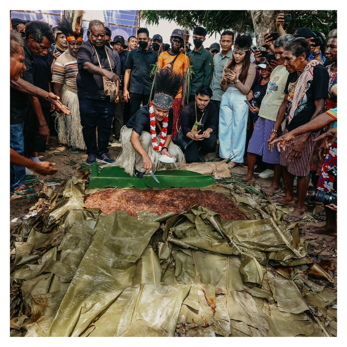 Ada semangat, ada cinta dan harapan yang kita padukan bersama saudara-saudara kita di Papua. Bahkan di Merauke, di ujung timur Republik ini kita mengawali kampanye dengan menjawab langsung apa yang jadi kebutuhan dasar mereka. Mereka butuh fasilitas kesehatan dan pendampingan