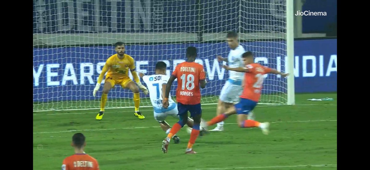 snehilsinha_'s tweet image. Absolute Robbery by Referees yesterday in FC Goa vs Jamshedpur FC match !! 
A clear goal was disallowed. Different angles clearly showing Arshdeep saw the ball from starting till the end. 👇👇
#FCGJFC #JamshedpurFC #FCGoa