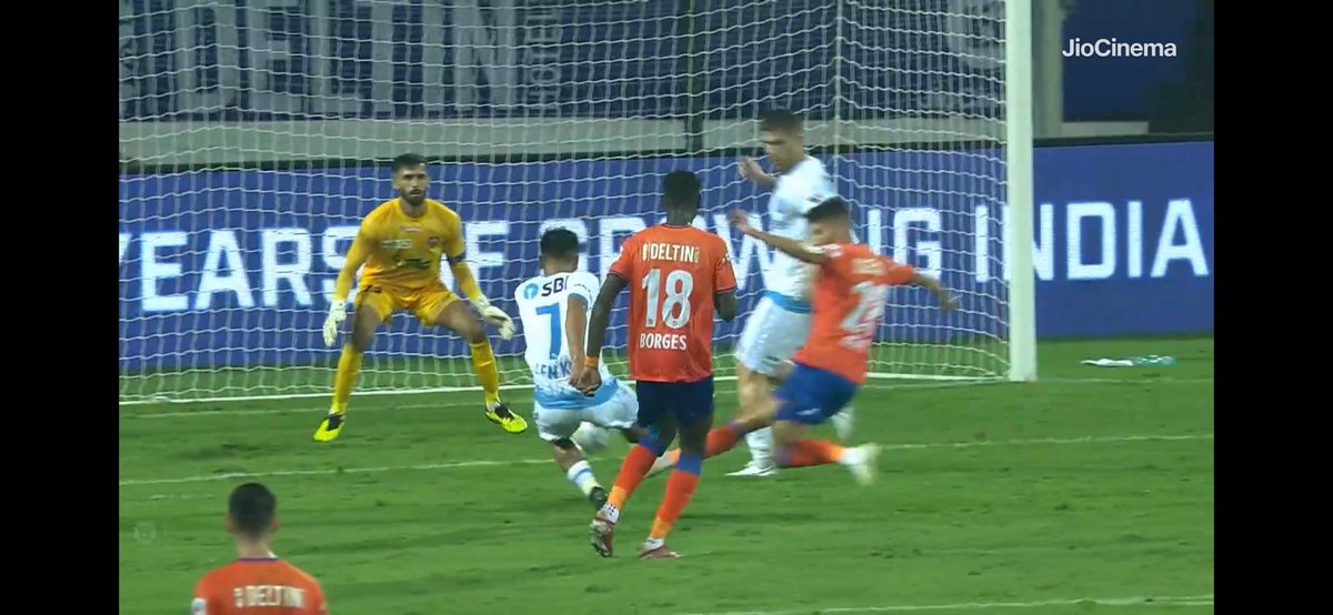 snehilsinha_'s tweet image. Absolute Robbery by Referees yesterday in FC Goa vs Jamshedpur FC match !! 
A clear goal was disallowed. Different angles clearly showing Arshdeep saw the ball from starting till the end. 👇👇
#FCGJFC #JamshedpurFC #FCGoa