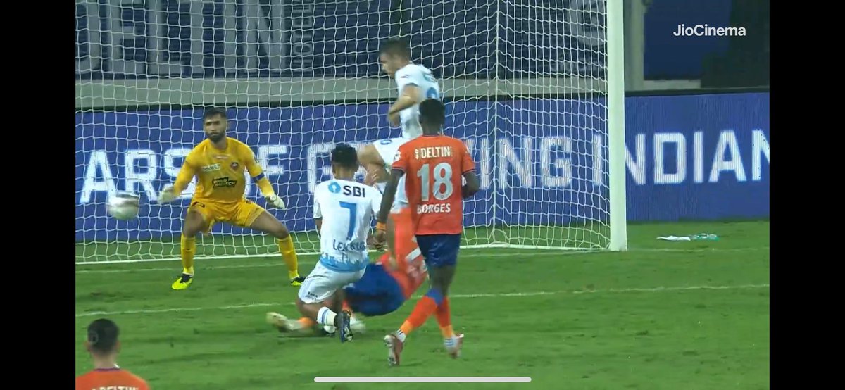 snehilsinha_'s tweet image. Absolute Robbery by Referees yesterday in FC Goa vs Jamshedpur FC match !! 
A clear goal was disallowed. Different angles clearly showing Arshdeep saw the ball from starting till the end. 👇👇
#FCGJFC #JamshedpurFC #FCGoa