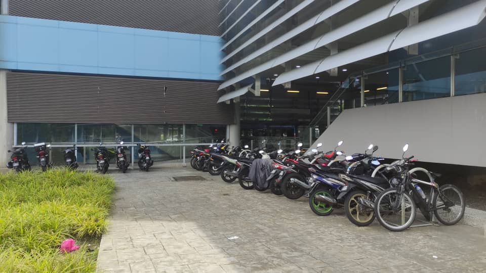shahrimtamrin's tweet photo. Parking facility for bicycle
Location - MRT station TTDI
Pic courtesy of Simon Tan
@MRTMalaysia please if you could explain - what are you doing about this?
This is happening everyday
#MRTstation #Malaysia #Negaraku #bicycling #mobility #firstlastmile #cycling #parking https://t.co/UncM9NhGXC