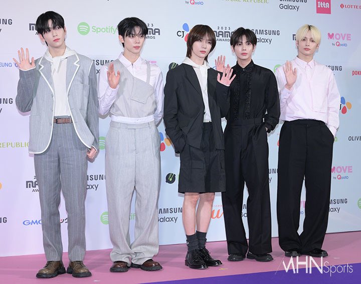 txtarchivee's tweet photo. TXT on the Red Carpet at the 2023 MAMA Awards https://t.co/kbSmlz1X63