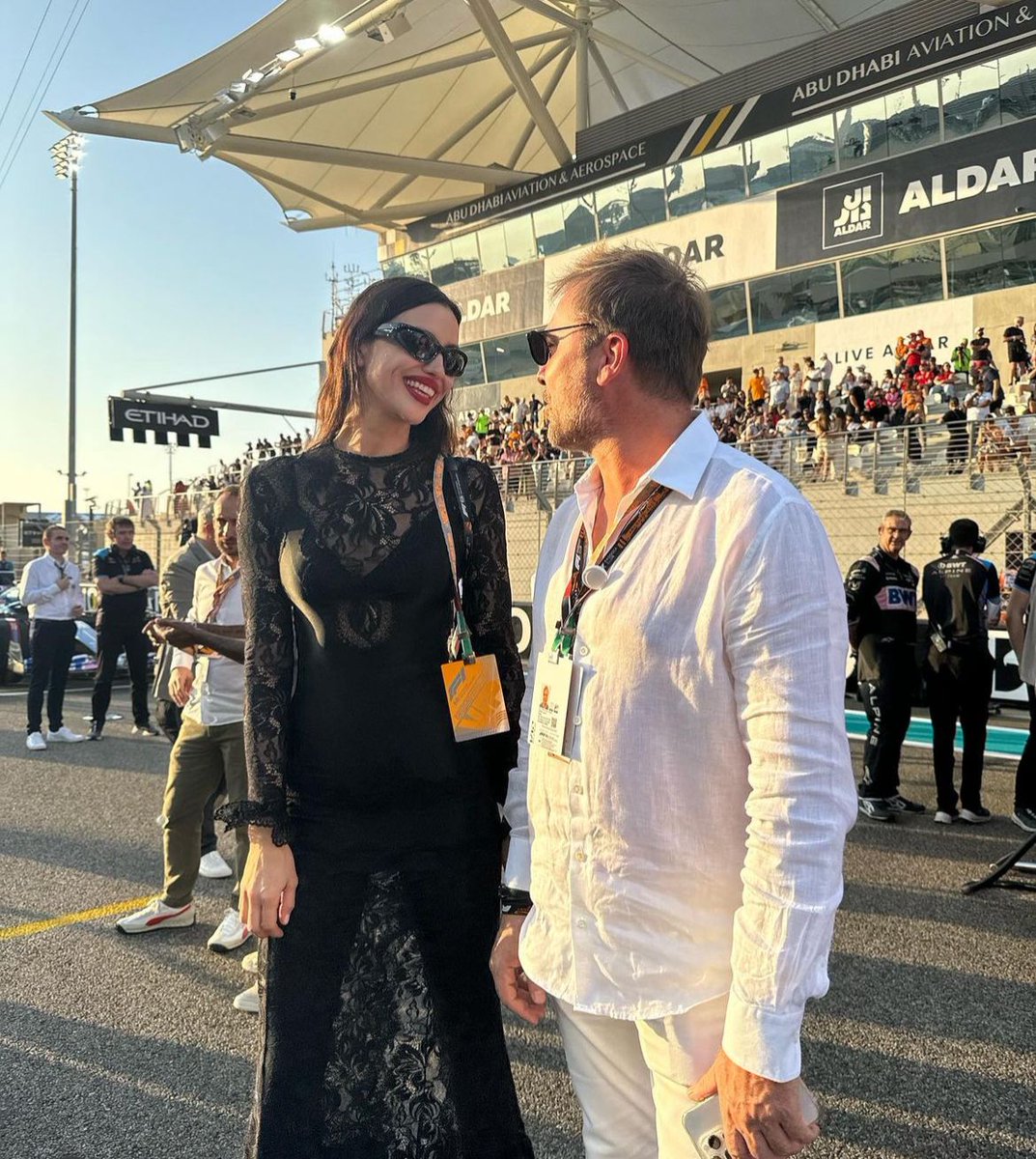 Engin Altan Düzyatan, Birleşik Arap Emirlikleri’nde F1 yarışında Irina Shayk ve Chris Hemsworth ile bir araya geldi.