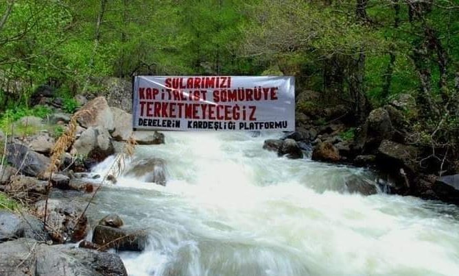 İkizdereliler HES toplantısını yaptırmadı.Reis enerjinin İkizdere Dereköy'de planlandığı HES'in bilgilendirme toplantısına tepki gösteren halk,ÇED toplantısına izin vermedi,HES'lere de izin vermeyecek.Bundan sonra mücadele ateşi daha yükselecek! #DerelerÖzgürAkacak #HESlereHayır