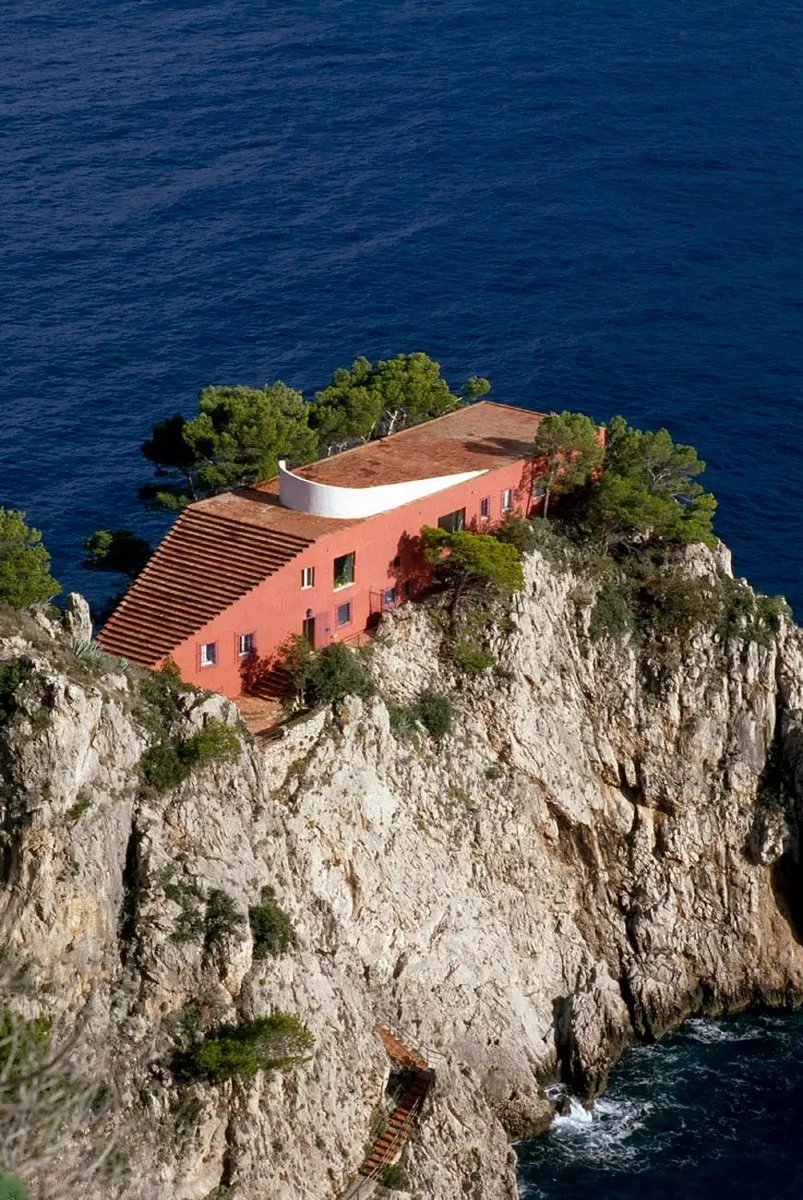 Il Razionalismo ha fatto capolavori eccezionali. L’esempio perfetto è Casa Malaparte sull’isola di Capri, appollaiata su un promontorio roccioso a strapiombo sul Mar Tirreno, progettata da Adalberto Libera. 
Malaparte, scrittore ed esteta non desiderava altro che un ritiro