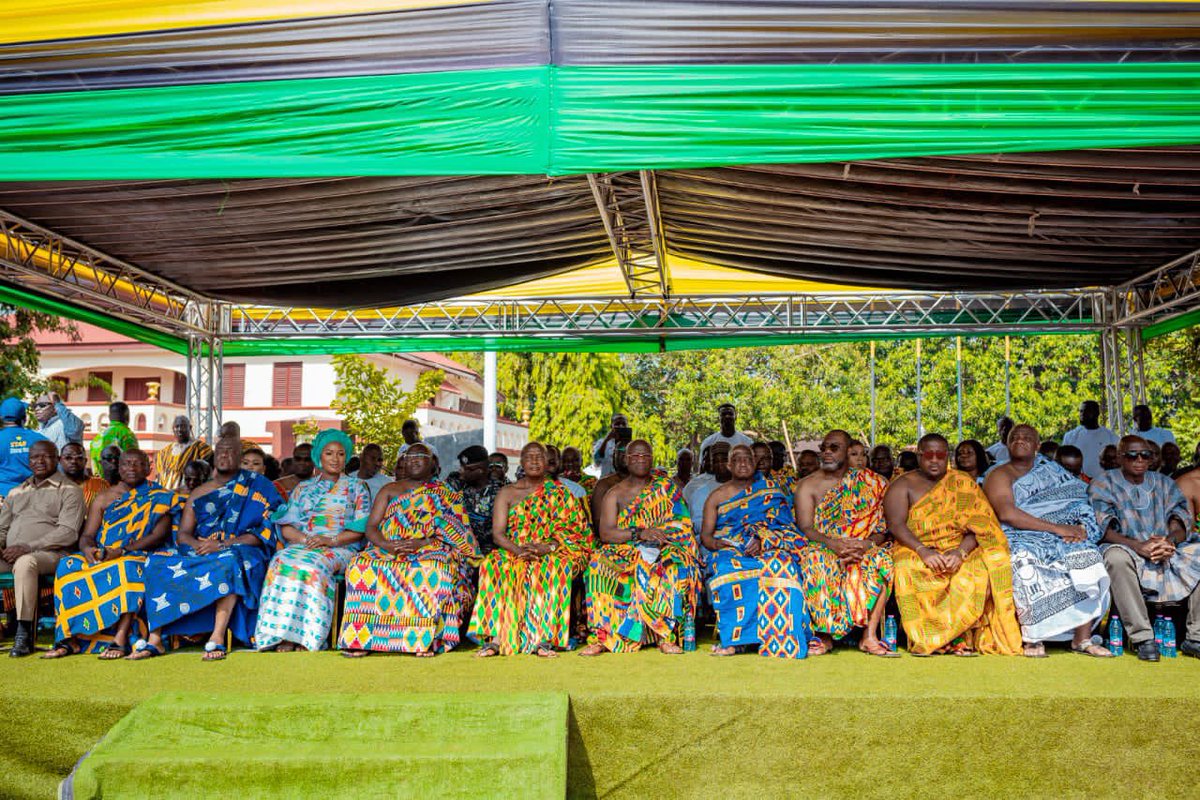 themassesmatter's tweet image. NPP OUTDOORS BAWUMIA TO ASANTEHENE AT THE MANHYIA PALACE

The leadership of the New Patriotic Party last Sunday at a very colourful cultural event at the Manhyia Palace outdoored its newly elected presidential candidate to King of the Ashanti kingdom Otumfuo Osei Tutu II.