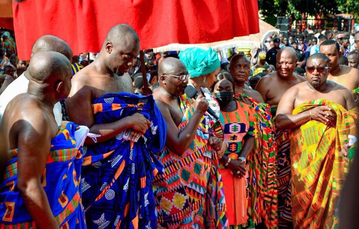 themassesmatter's tweet image. NPP OUTDOORS BAWUMIA TO ASANTEHENE AT THE MANHYIA PALACE

The leadership of the New Patriotic Party last Sunday at a very colourful cultural event at the Manhyia Palace outdoored its newly elected presidential candidate to King of the Ashanti kingdom Otumfuo Osei Tutu II.