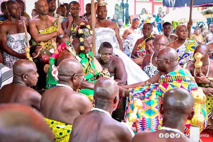 themassesmatter's tweet image. NPP OUTDOORS BAWUMIA TO ASANTEHENE AT THE MANHYIA PALACE

The leadership of the New Patriotic Party last Sunday at a very colourful cultural event at the Manhyia Palace outdoored its newly elected presidential candidate to King of the Ashanti kingdom Otumfuo Osei Tutu II.