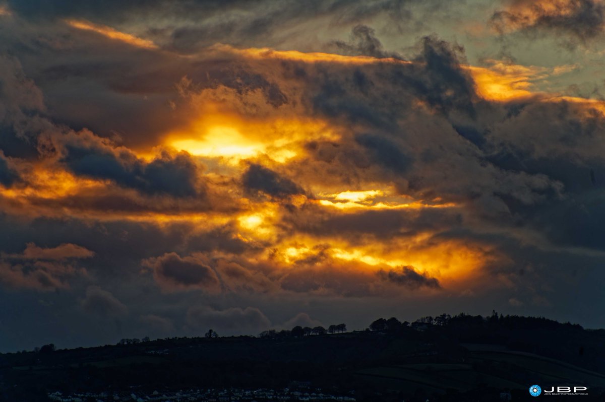 JBPhotos_UK's tweet image. I saw this glow of the colourful  sunsetting, I drove to the beach just in time to capture it before the low winter sun disappeared behind the headline..
#sunset #sunsetphotography  #sunsetting #sunsetlovers #firesky #dramaticsky #TheStormHour