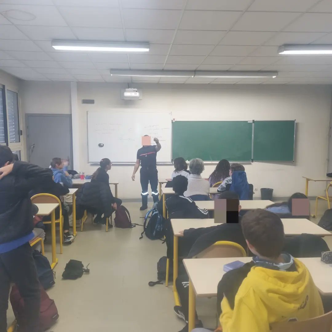 CLGJFerry73's tweet photo. Une classe de 5eme sensibilisée aux premiers gestes de secours ⛑️🩹
#massagecardiaque #stayinalive #pompier @SDISsavoie https://t.co/a9udqZ3ecD