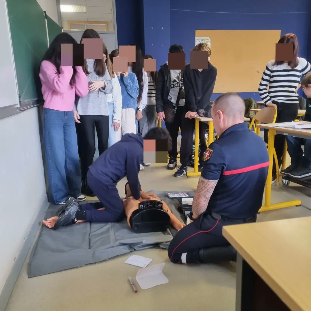 CLGJFerry73's tweet photo. Une classe de 5eme sensibilisée aux premiers gestes de secours ⛑️🩹
#massagecardiaque #stayinalive #pompier @SDISsavoie https://t.co/a9udqZ3ecD