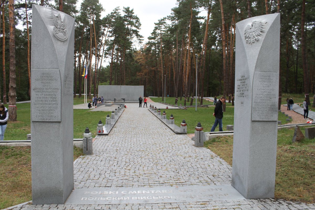 The mass graves at Bykivnia forest in Kiev are the burial site of approximately 120,000 victims of Soviet communism in Ukraine, mainly from the late 1930s. Among them are thousands of Poles. #OTD in 2011, presidents of Poland and Ukraine opened the Polish war cemetery there.