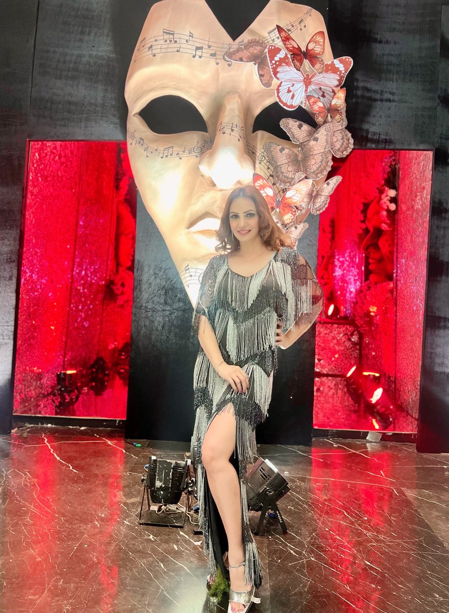 AnchorPiya's tweet photo. Destination Wedding Day 2 Third Event#anchorpiya #masquerade #theme #weddinginspiration #weddingdecor #weddinganchor #eventphoto #weddingplanning @emeraldevents_nidhipoddar #venue @JWKolkata #outfit @ashfaqueahmaddesignstudio https://t.co/4P6FXGlDZP