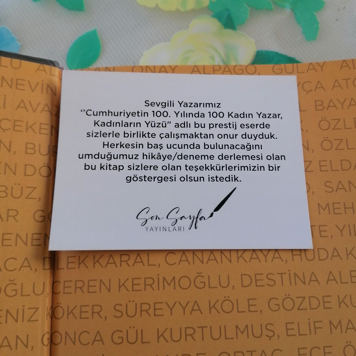 SiirKadinSaclar's tweet photo. Cumhuriyetin 100 Yüzyılında 100 Kadın Yazar
#KadınlarınYüzü kitabım geldi. Başta #NevinArvas olmak üzere, emek veren katkı sunan herkese sevgi ve teşekkürle 🌻💜
#suatderviş #deneme
@Sonsayfayayin https://t.co/Cr8HbfbxdD