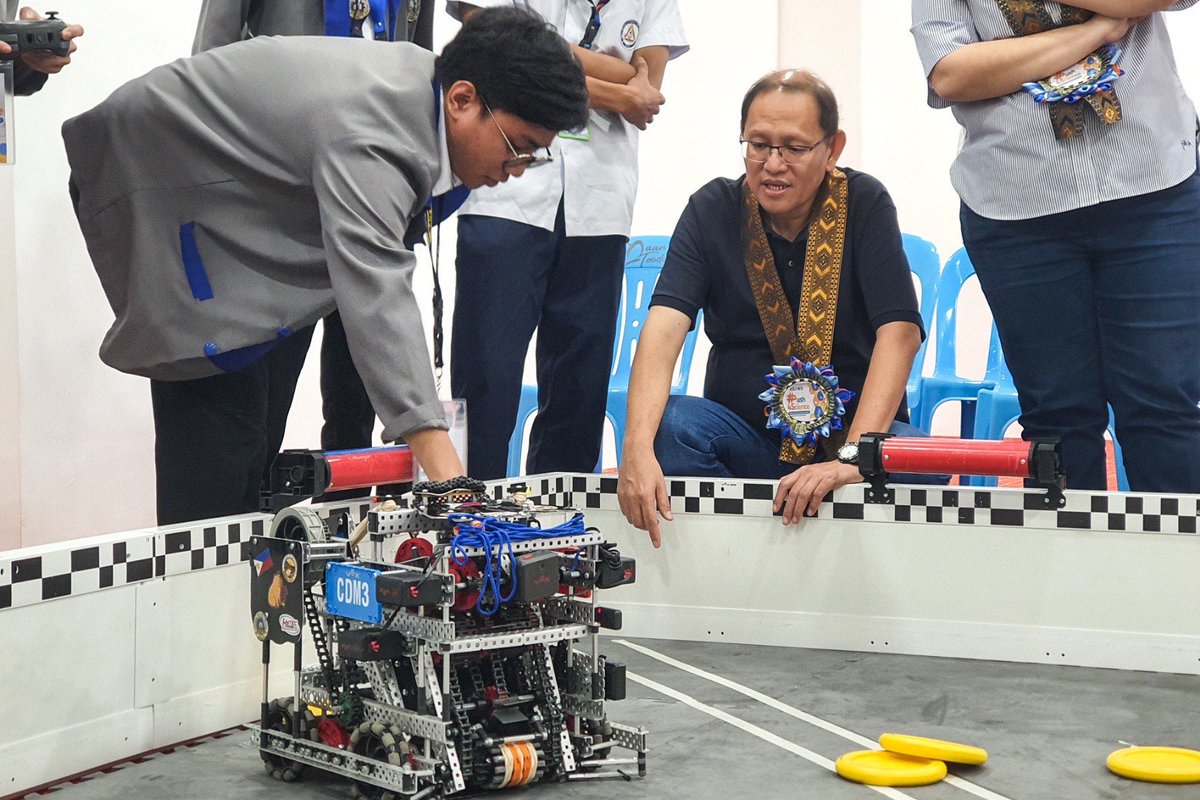 arleneorivera's tweet photo. Marikina Mayor Marcy Teodoro and Marikina First District Representative Maan Teodoro led the launching of the campaign titled “#Push4Science: 

At the same time watched robotics demonstration of students from Colegio de Muntinlupa and Pasig  City Science High School. https://t.co/xYqI7vAWiD