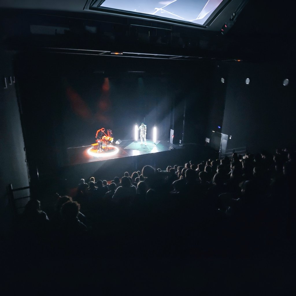theatreBLIGNY's tweet photo. Ils sont trop fort !
Là, ce mardi 28 Nov. Les enfants des écoles de la @CCPAYSDELIMOURS découvrent la beat-box incroyable de #Orfey et les claviers fous de #Maass.
Les deux musiciens de #Poptsikei se produisent avec les #JeunessesMusicalesDeFrance - @JMFranceBFC au @theatreBLIGNY en partenariat avec @laSceneLimours.