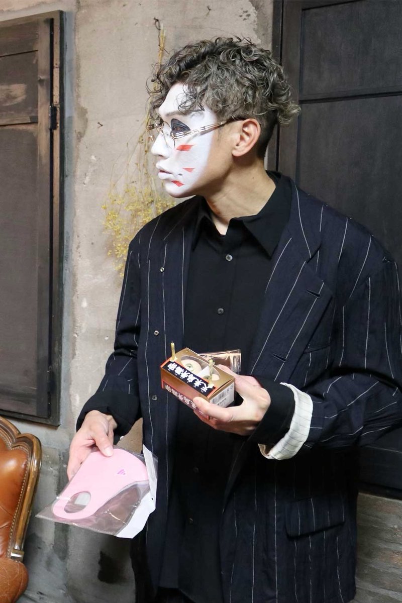 d_kenji_staff's tweet photo. 本日、11月28日は #樽美酒研二 の誕生日！
おかげさまで無事に43歳を迎えました。
皆様いつもご声援ありがとうございます。

#研二の蔵出し写真
#樽美酒研二のお誕生日 https://t.co/TZrqUYVlwT