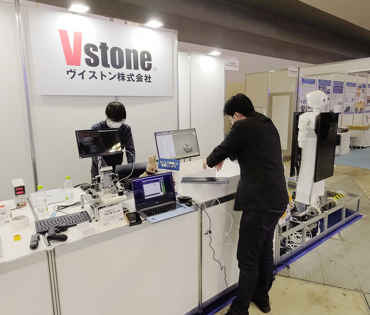 robot_shop's tweet image. 国際ロボット展名物？
明日から本番なのに全然まだ動いていない図

そろそろ漂い出すデスマーチ感……

#プログラミング #ロボット #ROBOTSHOP #ロボットショップ #専門店 #Sota #iREX2023 #2023国際ロボット展 #サンドイッチロボ