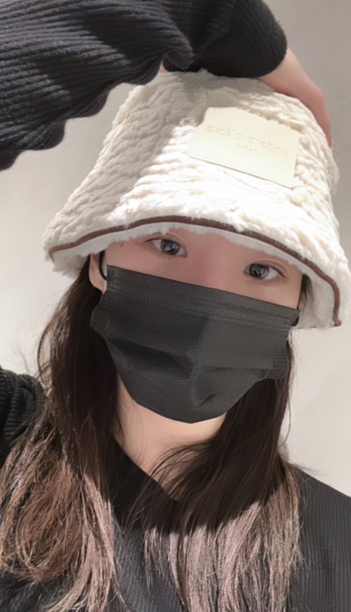 she looks so cute with her fluffy bucket hat :3