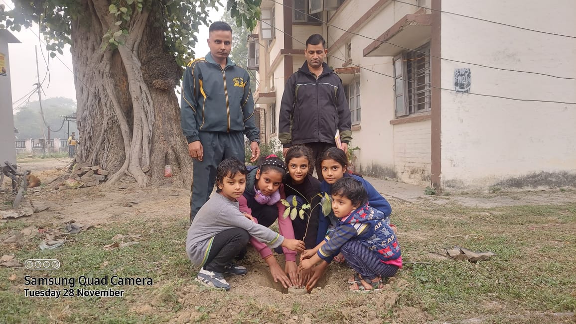 #TogetherforNature
180 saplings were planted to celebrate commitment to a greener, healthier future by 111 Inf Bn (TA)KUMAON at Prayagraj with collaborative efforts of children alongwith Army personnel. Let’s continue to protect & preserve our environment for generations to come.