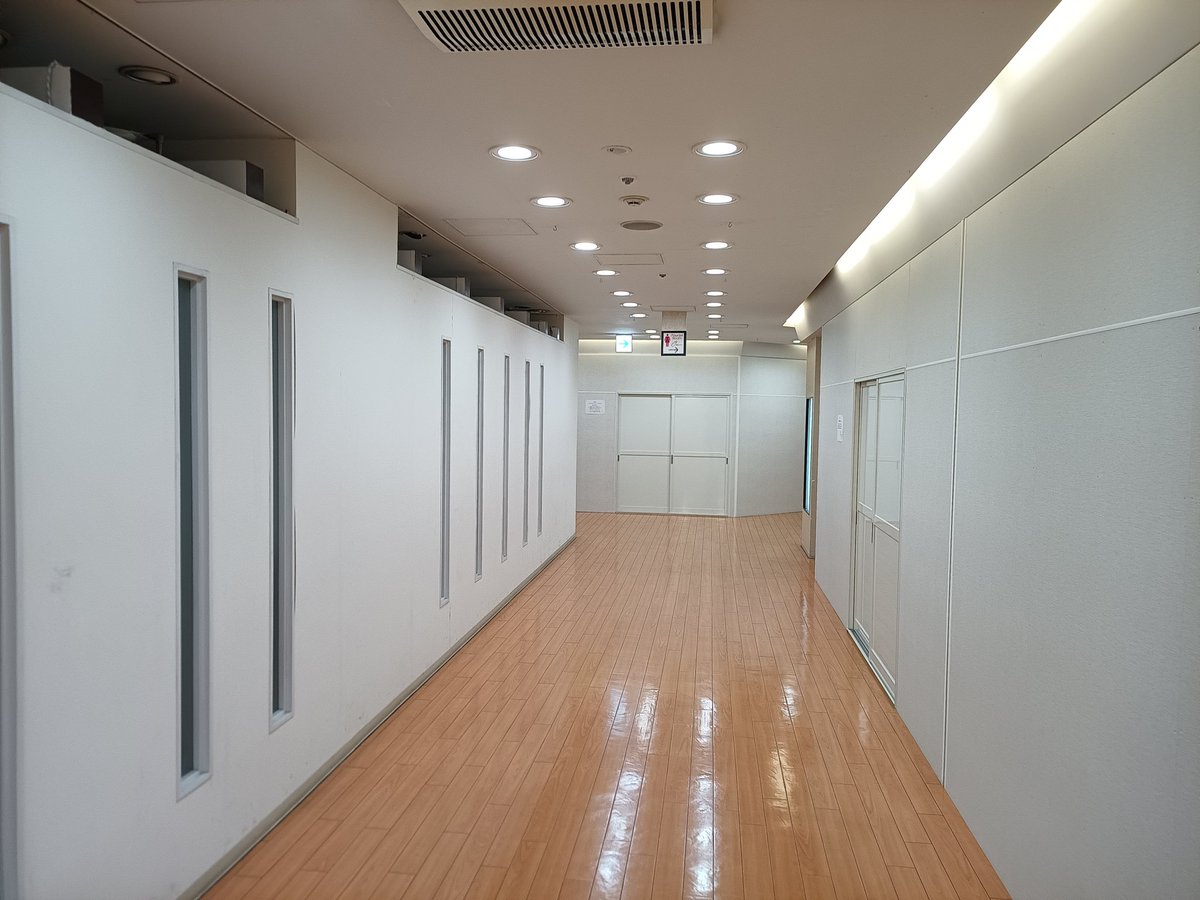 銀座コア
(東京都中央区)

銀座再開発の先駆けとして、銀座四丁目交差点付近に1971年開業。再々開発に伴い2024年に営業終了予定だが、訪問時点で既に多くの店舗が閉店していた。今後は2027年開業を目標にヒューリックが新しいビルを建設する予定で、どのようなビルができるのか注目される。