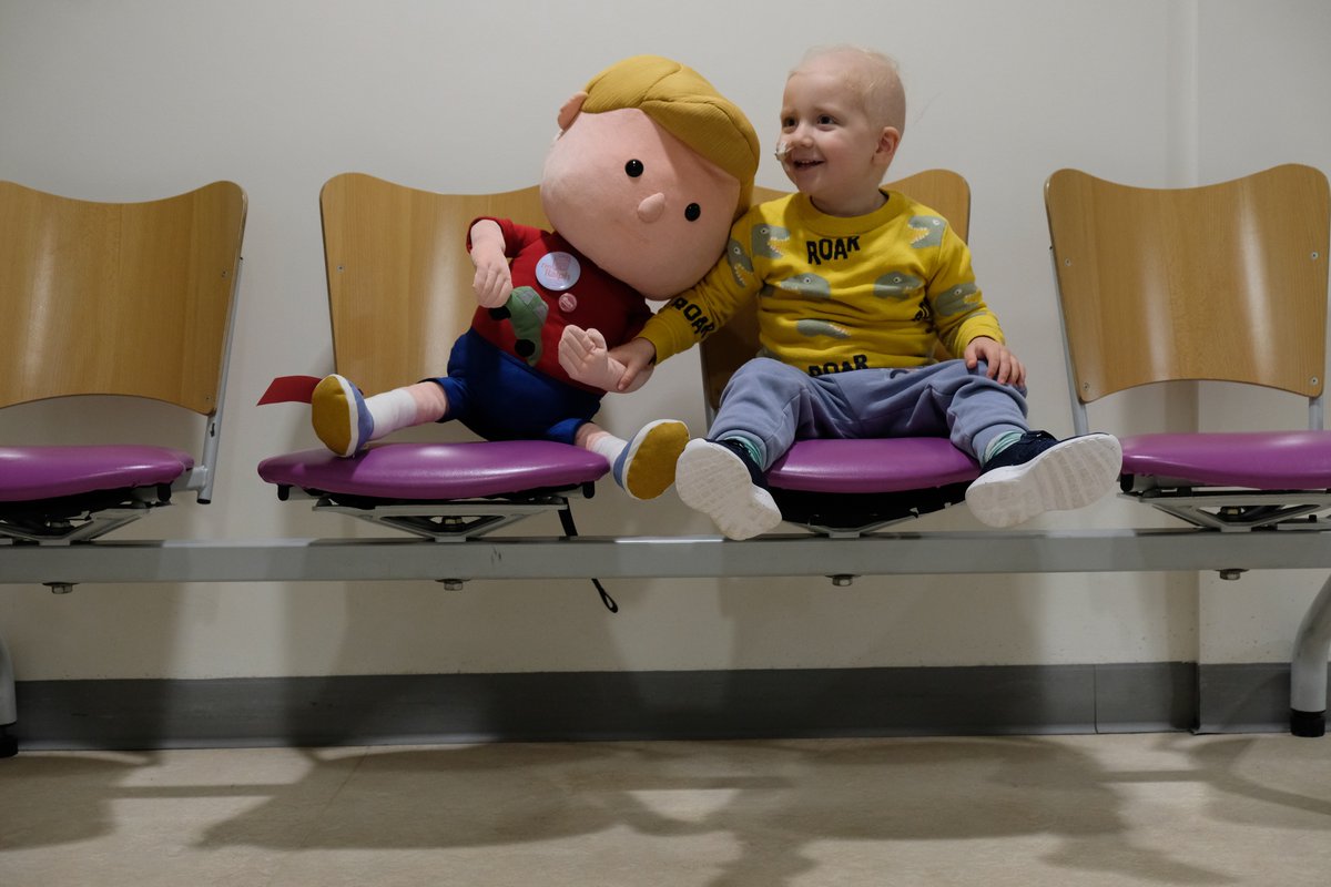 A big smile 😊 from Ralph as he meets his doll from the #WaitingToLive campaign at @GreatOrmondSt. The gift of life. That's what the families involved in the campaign are hoping for. This #GivingTuesday, confirm your organ donation decision ➡️ orlo.uk/l9nhf