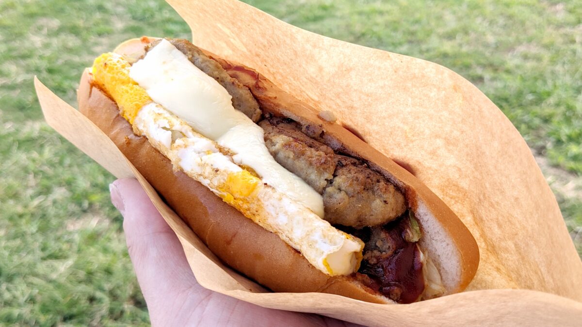 labooon_bunkodo's tweet photo. 福岡で有名な「今屋のハンバーガー」の『静岡1号店』に行ってきました。
場所は富士市（ふじのくに田子の浦みなと公園の近く）
今屋のハンバーガーはホットドッグスタイルのハンバーガーです。
パンがなくなり次第、終了になってしまうみたいなので早めに行った方が良いかもです♪（FD3Sさんより） https://t.co/DKb9NC2HBi
