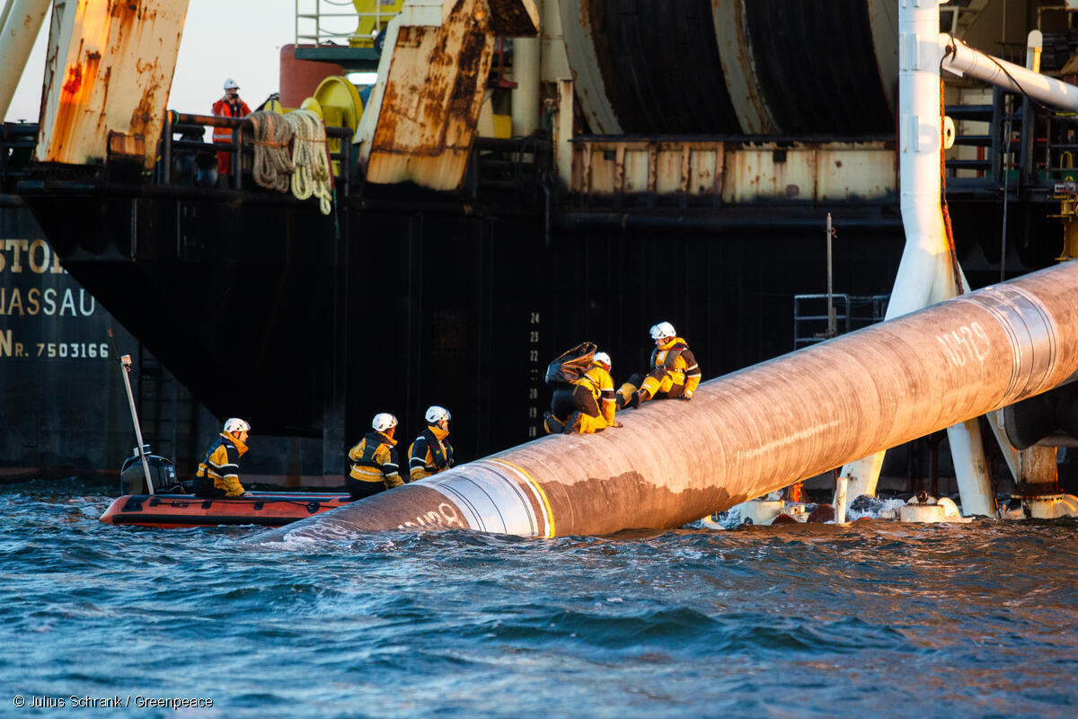 The EU could be handing the fossil gas industry the keys to a future hydrogen grid

Hydrogen is a precious resource with its own environmental costs, so we must save it for what's absolutely necessary, not burn it willy-nilly – <a href="/s_pastorelli/">🚲Silvia Pastorelli💥</a>

Read more: greenpeace.org/eu-unit/issues…