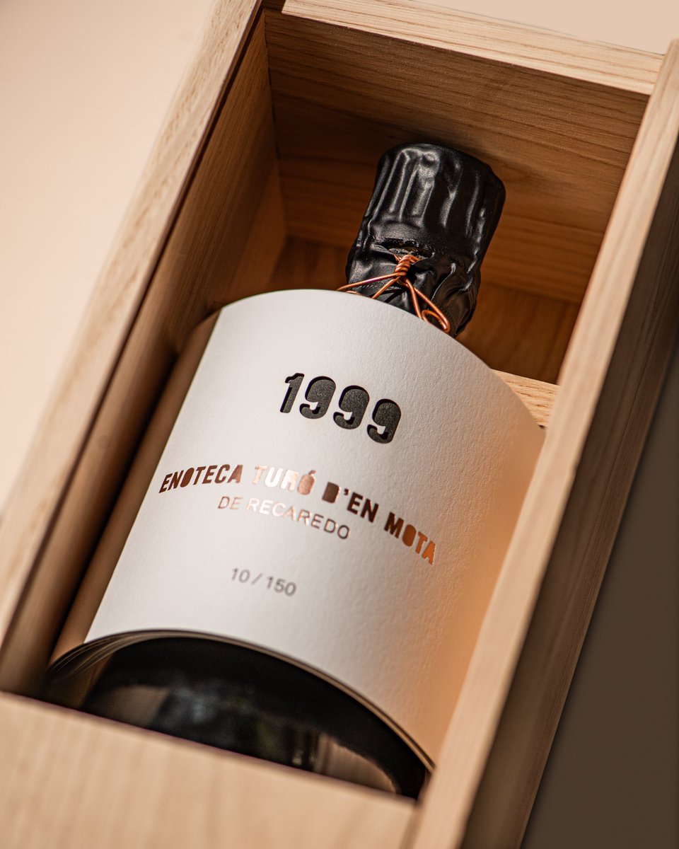 Recaredo Turó d’en Mota Enoteca 1999 es una edición limitada de 150 botellas. Conmemora los 25 años del primer espumoso en España elaborado exclusivamente con xarel·lo de una parcela singular. Más de 23 años en botella. ¡Un Corpinnat único! #vinodeldía bit.ly/46AIlnI