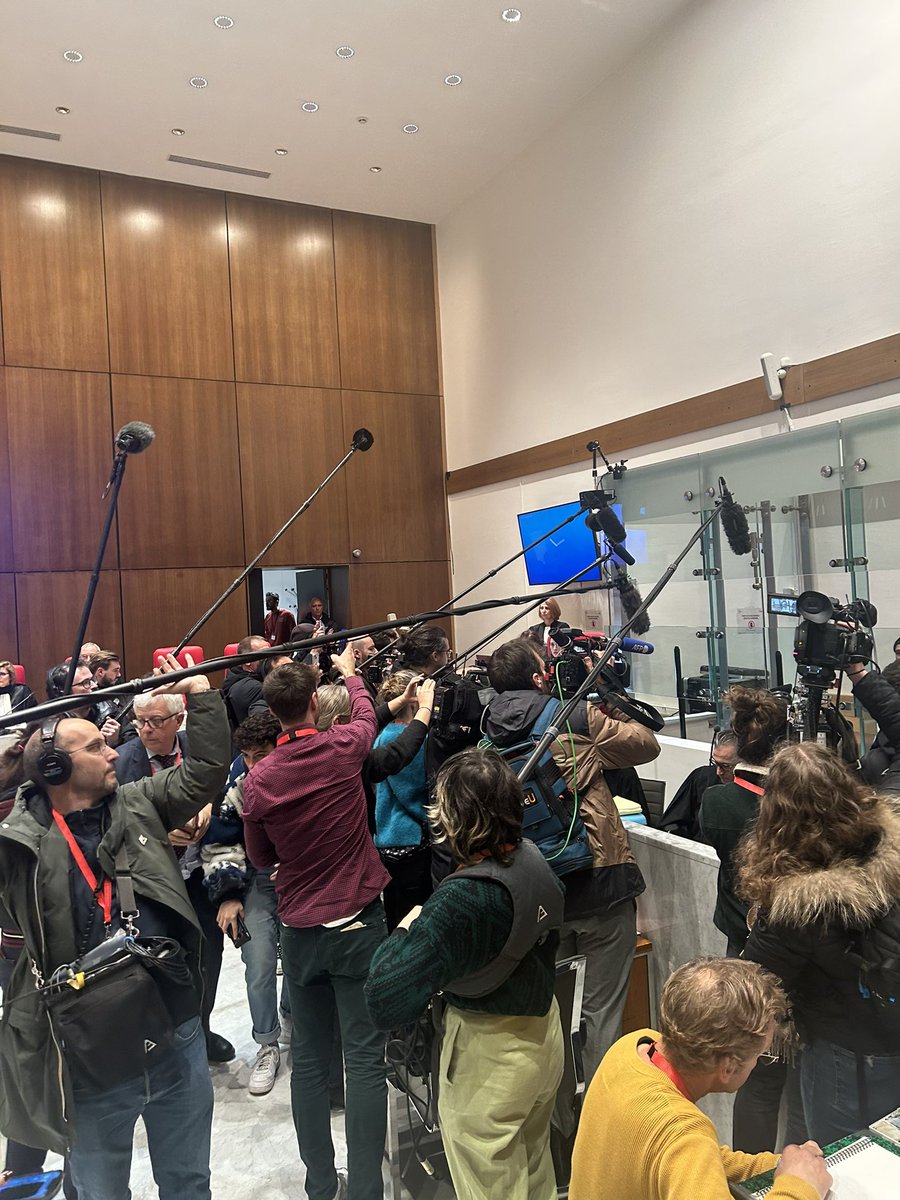 JulietteCampion's tweet photo. @cathfournier La foule de journalistes autour du box est phénoménale. #MoniqueOlivier https://t.co/rRoyNIYhGN