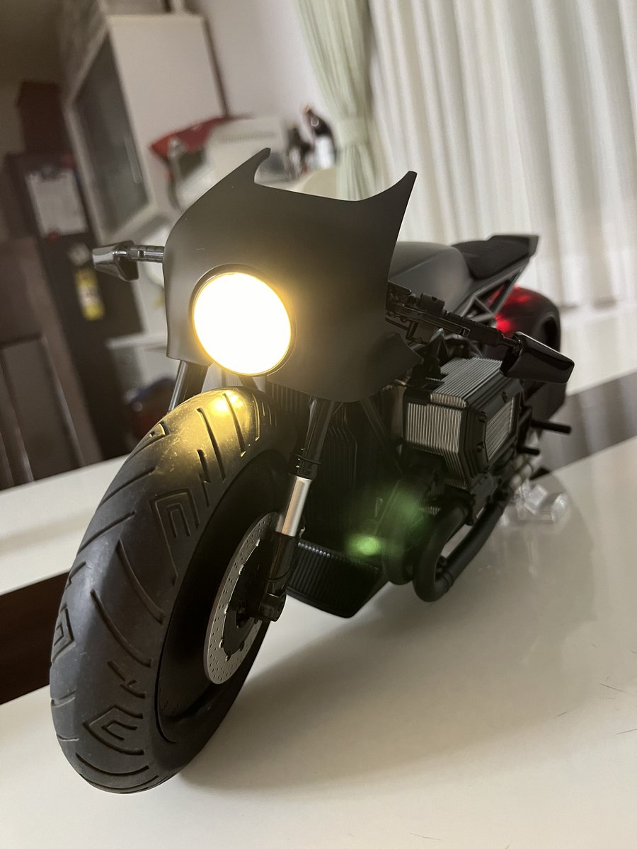batmanyosuke's tweet image. 土曜に届いてた「THE BATMAN」のバットサイクル。
すごくかっこいい。
USBさせて電池いらず。
同じ時に予約した、これに乗れるバットマンは発売日延期してるっぽい。早く乗せたい。

#BATCYCLE 
#HOTTOYS 
#BATMAN #バットマン #DCコミック #DCCOMICS #ダークナイト #DARKNIGHT #THEBATMAN