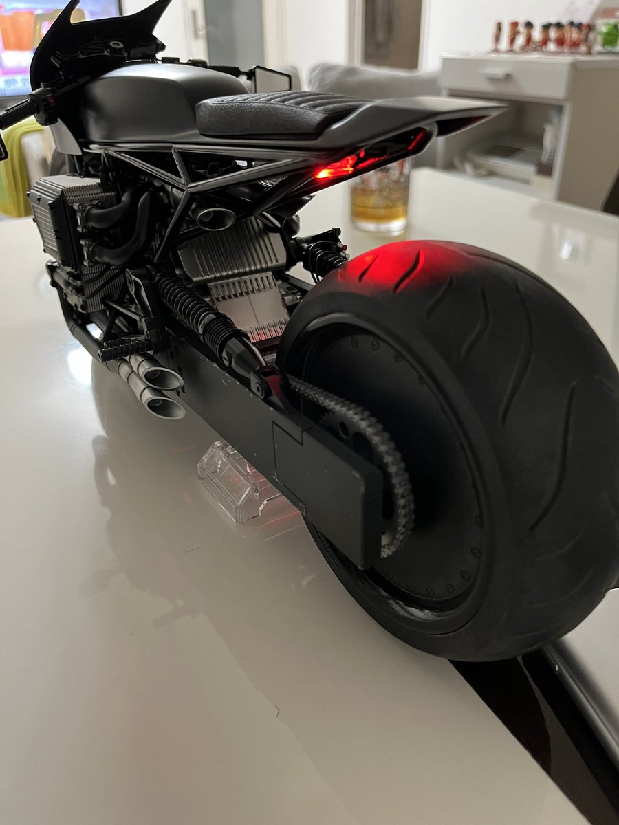 batmanyosuke's tweet image. 土曜に届いてた「THE BATMAN」のバットサイクル。
すごくかっこいい。
USBさせて電池いらず。
同じ時に予約した、これに乗れるバットマンは発売日延期してるっぽい。早く乗せたい。

#BATCYCLE 
#HOTTOYS 
#BATMAN #バットマン #DCコミック #DCCOMICS #ダークナイト #DARKNIGHT #THEBATMAN