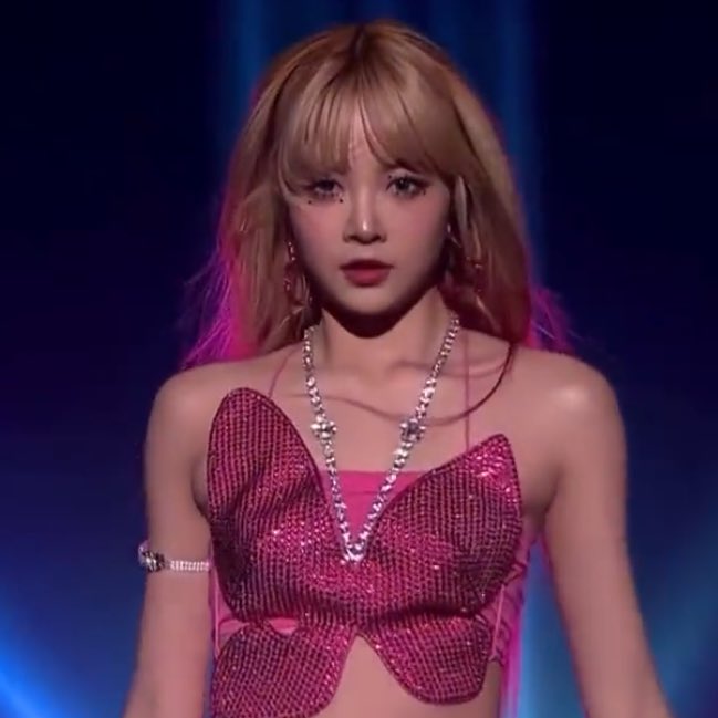 elsserafim's tweet photo. HONG EUNCHAE FROM LE SSERAFIM https://t.co/3OSrntYCNx