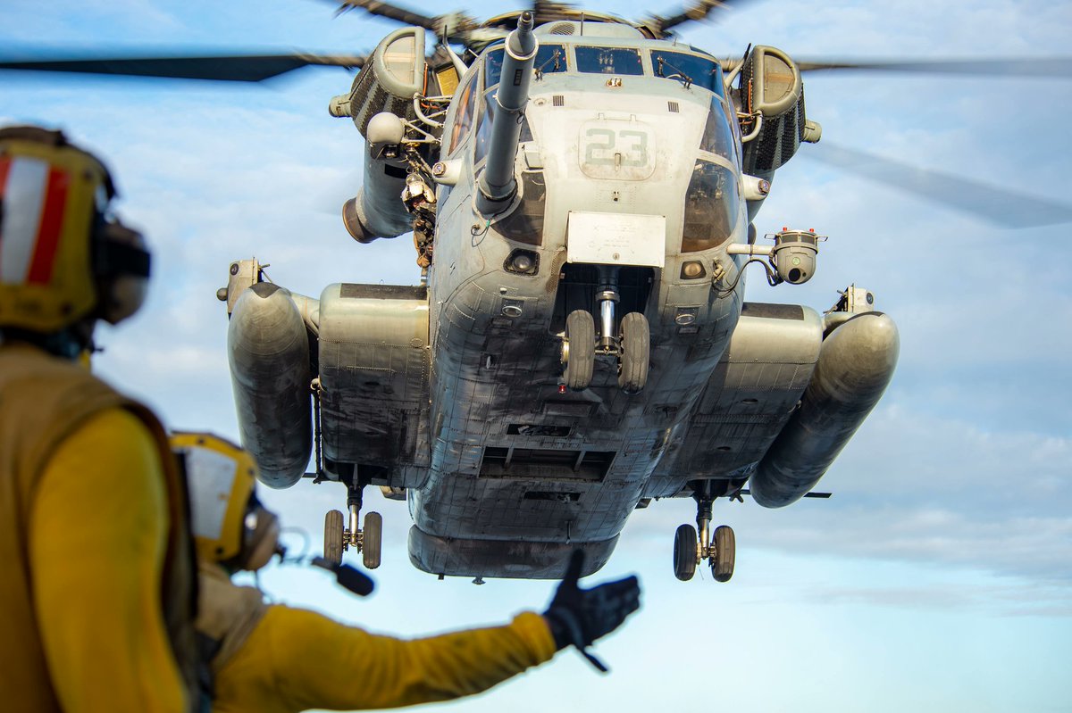 Bufff #FOTON!
Un #Sikorsky CH-53E Super #Stallion del VMM-165 White Knights sobre el #LPD25 #USSSomerset (#USNavy photo by Mass Communication Specialist 2nd  Class Evan Diaz) dvidshub.net/image/8138026/… #USMC #CH54