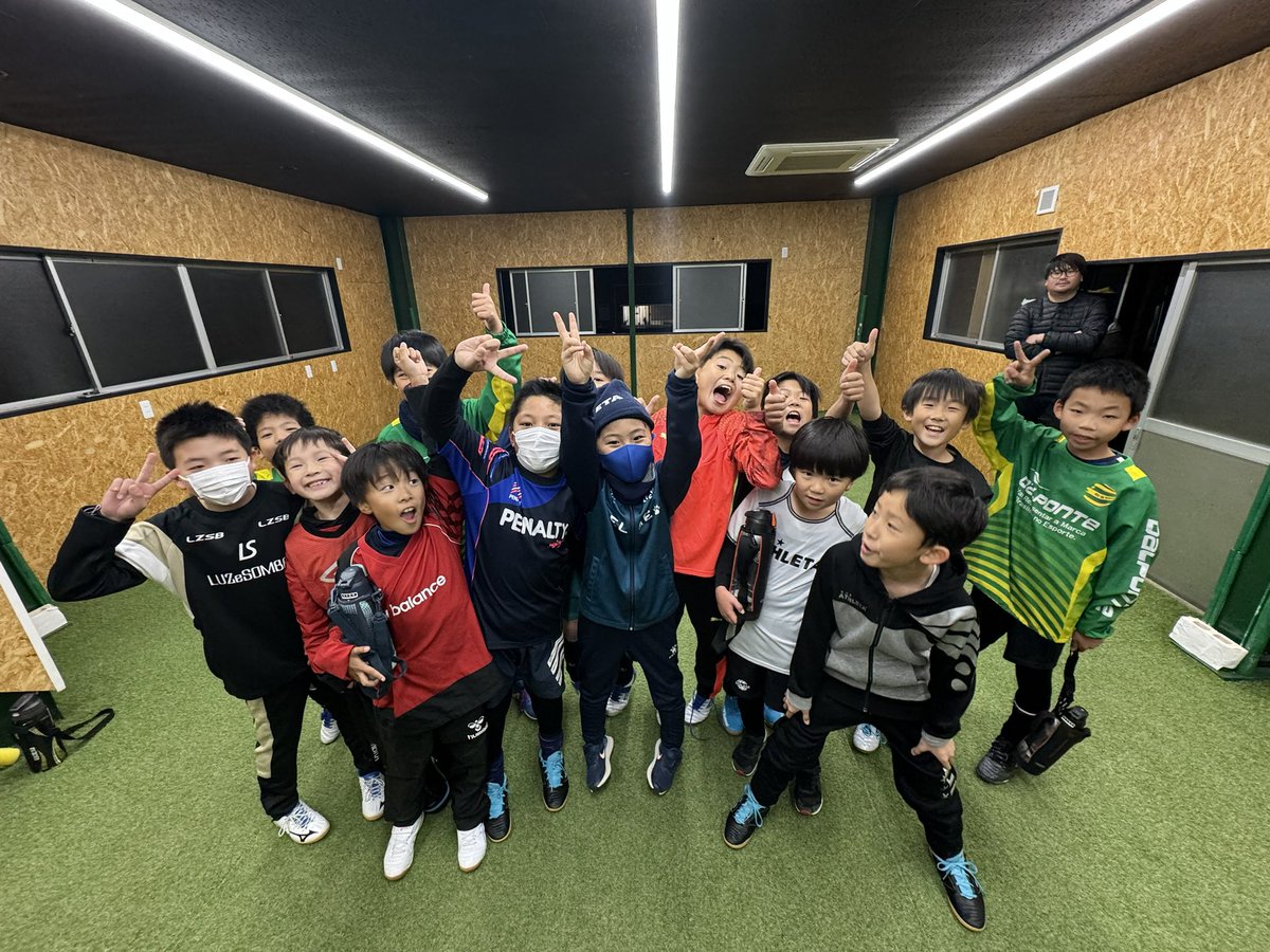 estrellasfc_'s tweet photo. 今日の選手コースは、フットボールセンター突然の強風と大雨のため、急遽引き返しての室内スタジオ練習⚽️
コーディネーショントレーニングを中心に汗を流しました💨
徐々に選手が増えてきたね😊

#エストレージャス
#少年サッカー
#サッカースクール
#郡山
#習い事
#コーディネーショントレーニング https://t.co/OifsTnmzXd