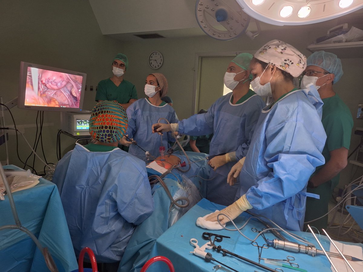 primendocirugia's tweet photo. 👩‍⚕️ Hace unos días se celebró la I Jornada de Cirugía Laparoscópica de Bajo Impacto en Ginecología organizada por #PRIM, en la que el servicio de ginecología del hospital #HMMontepríncipe, liderado por el Dr. Moratalla, realizó tres cirugías en vivo. https://t.co/j834kKlzuQ
