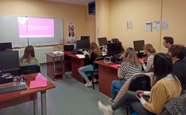 FundacionDfa's tweet photo. 👉 Fundación Dfa en #Teruel acoge una charla para IES Francés de Aranda sobre su labor con #personascondiscapacidad y el papel de #Dfaemplea
Más info ➡️ https://t.co/dISqHrutgU
#Discapacidad y #empleo
*Programa 'Herramientas para #autonomía' en colaboración con @IASSAragon https://t.co/m3KQCvamT8