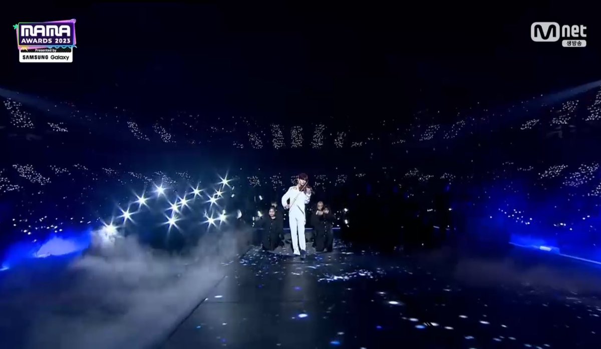 이렇게 넓고 사람으로 꽉 찬 도쿄돔을 장하오가 혼자 수트입고 바이올린으로 찢었다고.........아진짜어뜩함......