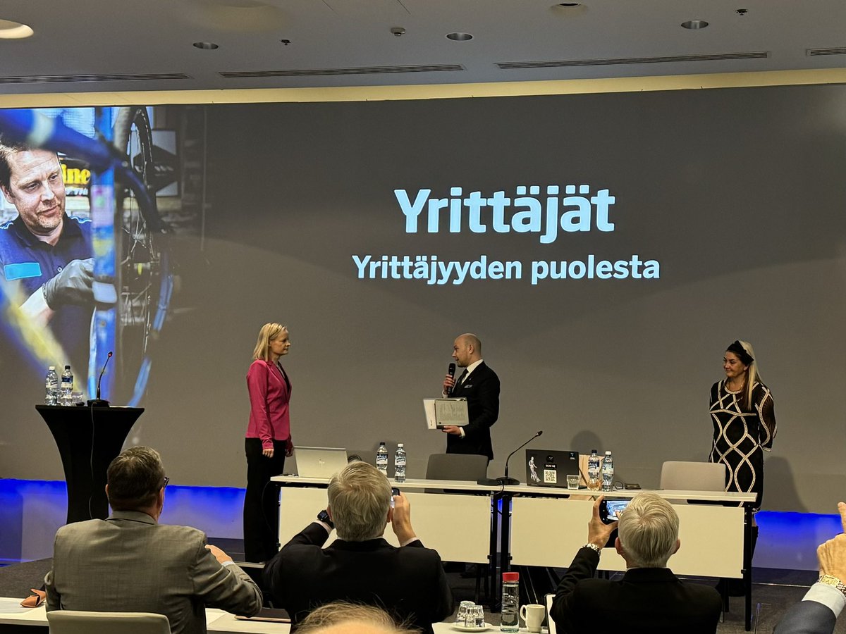 Katja Rajala (@katjarajala) on Twitter photo Ministeri Purra aloitti puheenvuorollaan <a href="/suomenyrittajat/">Suomen Yrittäjät</a> valtuuston kokouksen. Ojensimme hänelle 130 purettavan normin listan terveisinä yrittäjiltä. Seuraamme tiiviisti purkutalkoon edistymistä. Ministeri Purra aloitti puheenvuorollaan <a href="/suomenyrittajat/">Suomen Yrittäjät</a> valtuuston kokouksen. Ojensimme hänelle 130 purettavan normin listan terveisinä yrittäjiltä. Seuraamme tiiviisti purkutalkoon edistymistä.