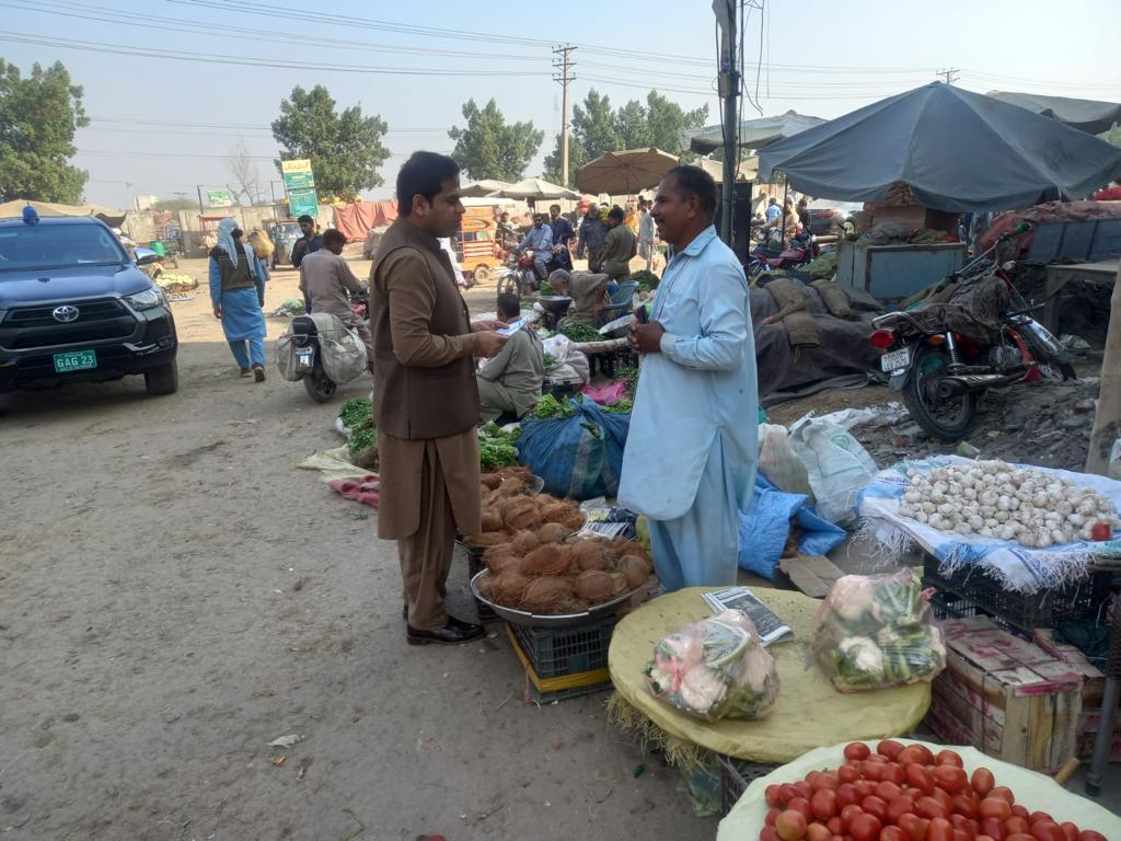DCGRW's tweet photo. On the directions of @DCGRW Fayyaz Ahmad Mohal AC Sadar Touseef Ahmed visited the fruits &amp; vegetables market to monitor auction proceedings. During the inspection, he ensured the display of rate lists.

#Enforcement  
#pricesControl

@MohsinnaqviC42
@CS_Punjab
@CommissionerGu3 https://t.co/IXZGFyBLtB
