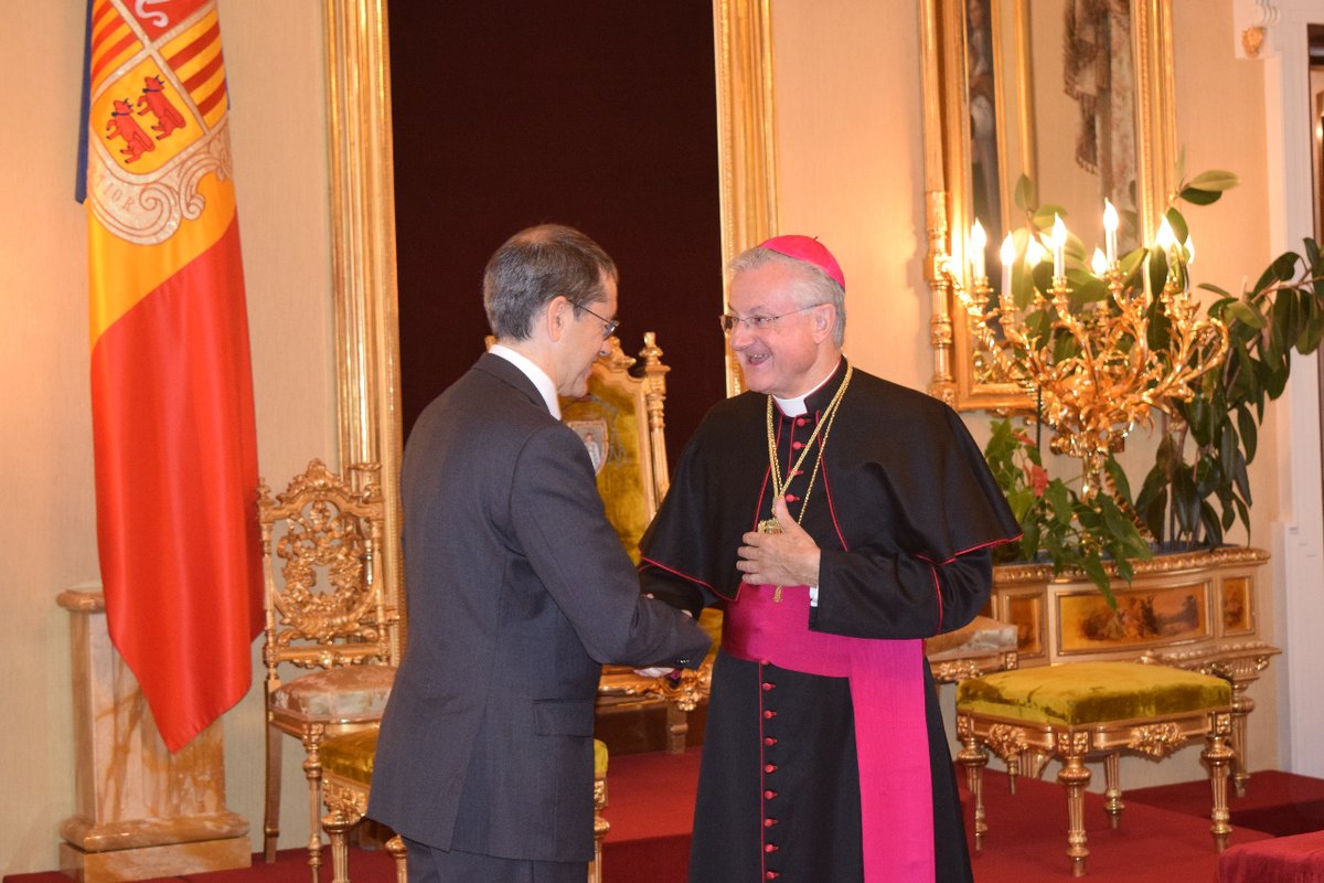 BisbatUrgell's tweet photo. @eduardiban ha jurat el seu càrrec de #Representant del #Copríncep episcopal al Palau. Mn Josep M. Mauri li dóna el traspàs i es manté en els càrrecs de Vicari General, Director del Museu Diocesà i Rector de les Parròquies que ja servia fins ara. https://t.co/YW0sRLTfpD