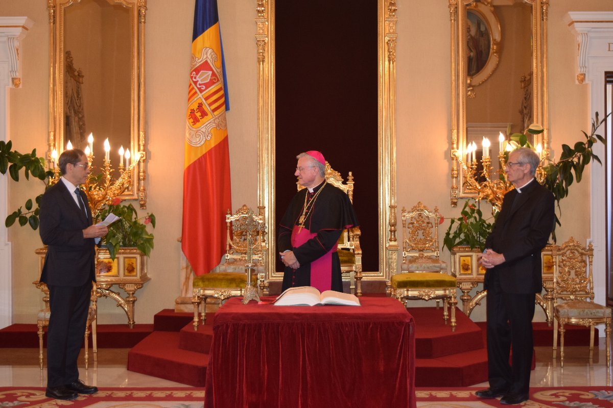 BisbatUrgell's tweet photo. @eduardiban ha jurat el seu càrrec de #Representant del #Copríncep episcopal al Palau. Mn Josep M. Mauri li dóna el traspàs i es manté en els càrrecs de Vicari General, Director del Museu Diocesà i Rector de les Parròquies que ja servia fins ara. https://t.co/YW0sRLTfpD