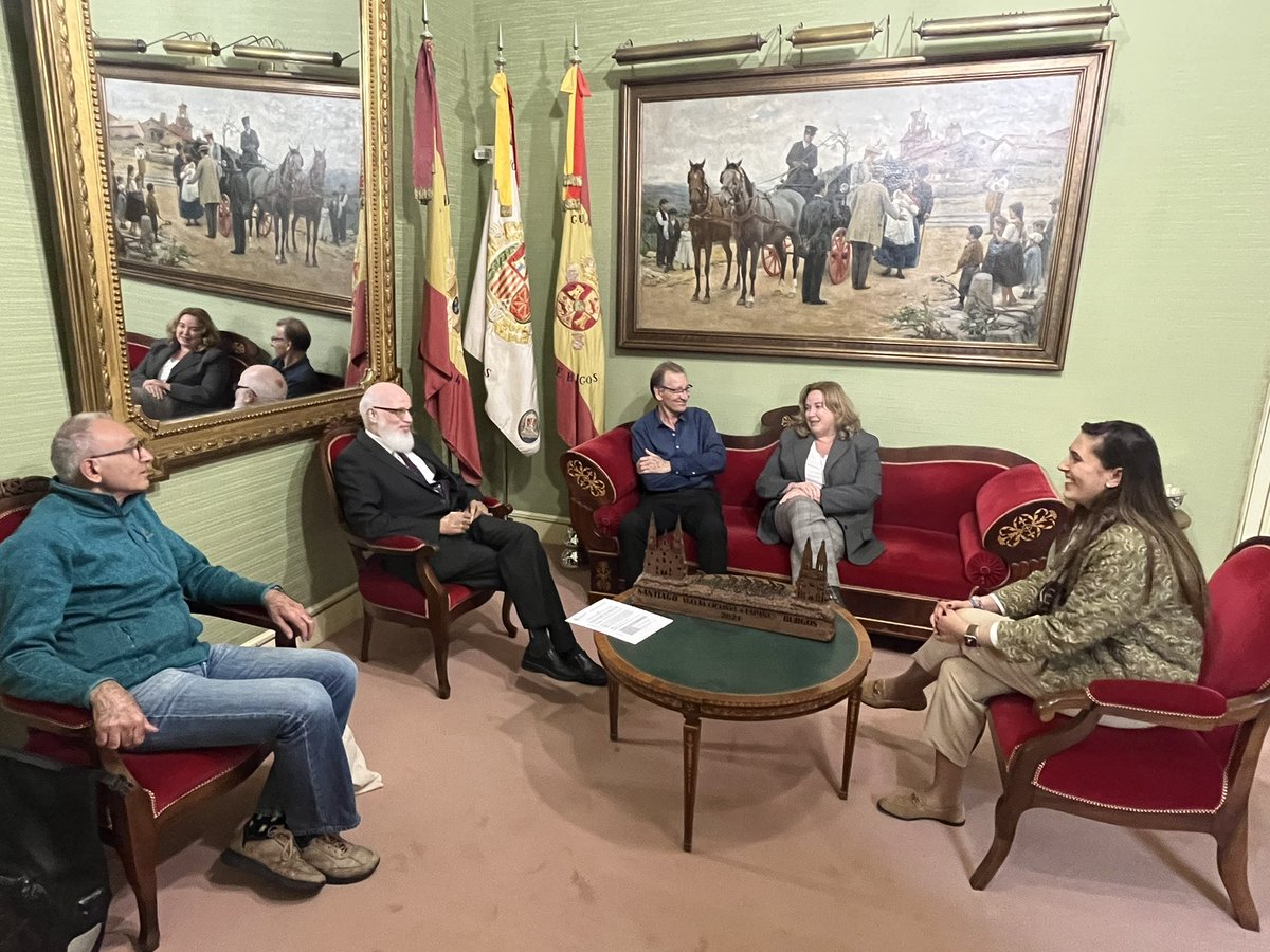 El pasado día 13 de Noviembre nos reunimos con la alcaldesa y la concejala de Servicios Sociales de <a href="/Aytoburgos/">Ayuntamiento de Burgos</a>
Asistimos parte de la Junta Directiva y el Delegado Saharaui en Castilla y León, Abdalahi Hamad para hablar de la Asociación y de la buena relación con el Ayuntamiento