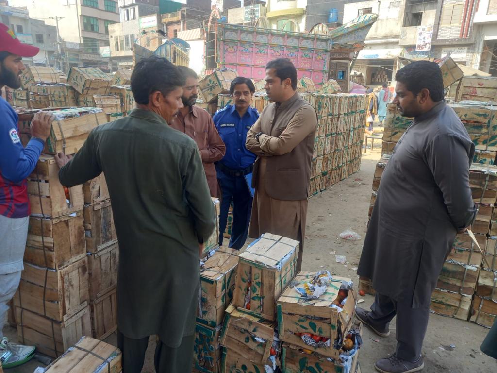 DCGRW's tweet photo. On the directions of @DCGRW Fayyaz Ahmad Mohal AC Sadar Touseef Ahmed visited the fruits &amp; vegetables market to monitor auction proceedings. During the inspection, he ensured the display of rate lists.

#Enforcement  
#pricesControl

@MohsinnaqviC42
@CS_Punjab
@CommissionerGu3 https://t.co/IXZGFyBLtB