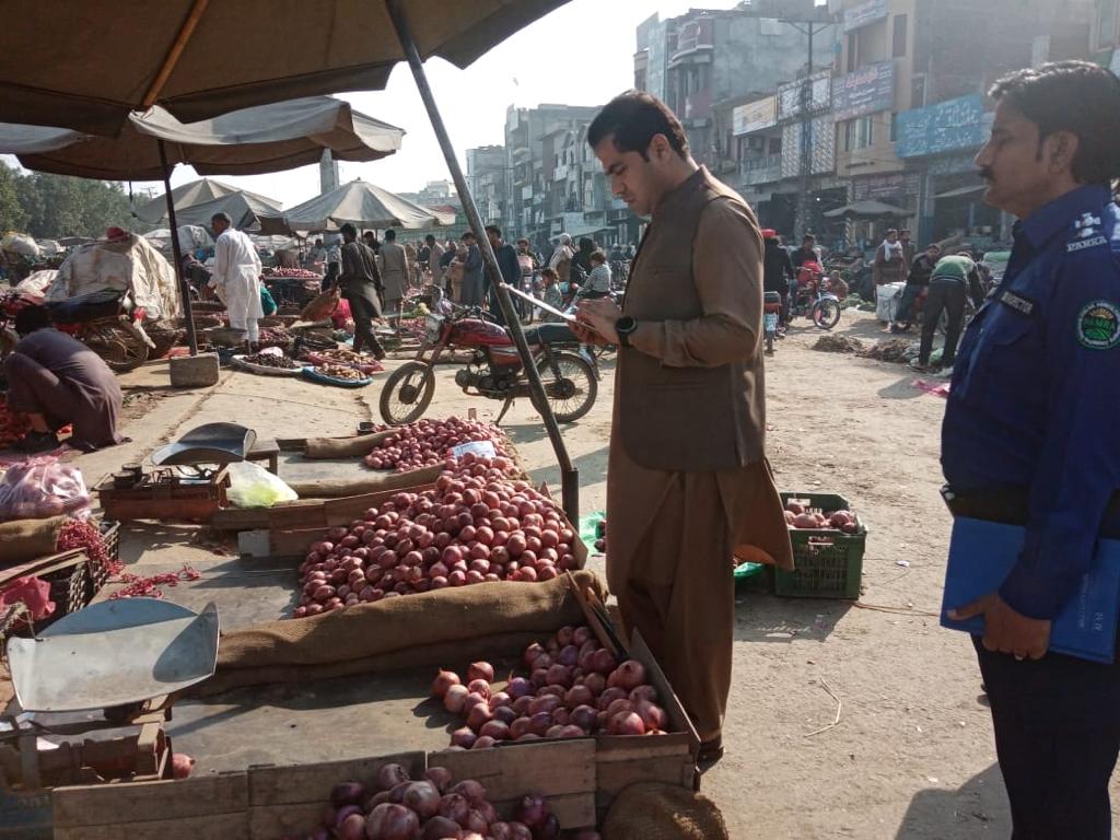 DCGRW's tweet photo. On the directions of @DCGRW Fayyaz Ahmad Mohal AC Sadar Touseef Ahmed visited the fruits &amp; vegetables market to monitor auction proceedings. During the inspection, he ensured the display of rate lists.

#Enforcement  
#pricesControl

@MohsinnaqviC42
@CS_Punjab
@CommissionerGu3 https://t.co/IXZGFyBLtB