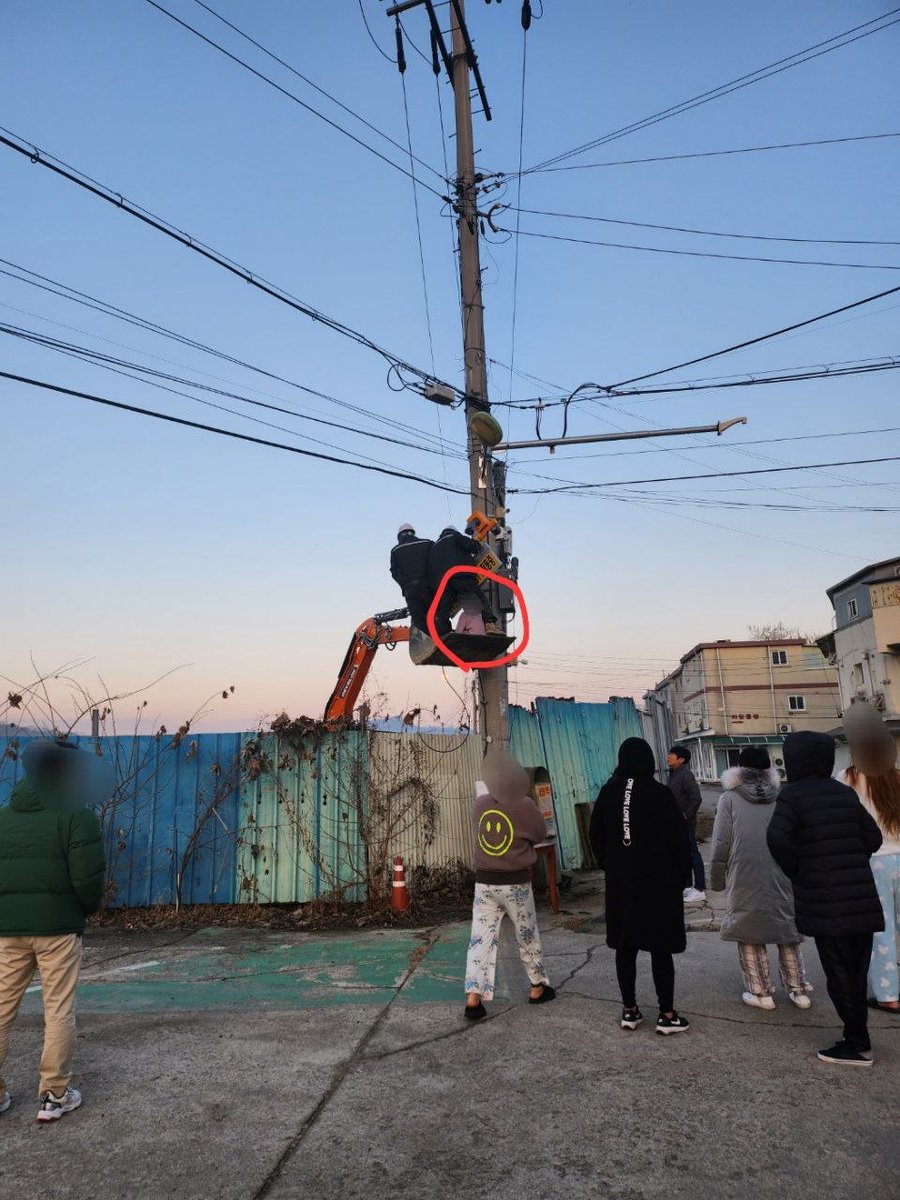 ‘성매매피해자’ 집 앞에 CCTV 설치 시도, 여성인권 유린하는 CCTV 설치를 멈춰라. 

11월 28일 화요일 새벽 6시 30분, 용주골에 갑작스러운 CCTV 설치 시도가 있었습니다. 시청 직원과 공무원 무리가 동네 입구도 아닌 인근 논을 가로질러 들어와 기습적인 설치를 시도한 겁니다.