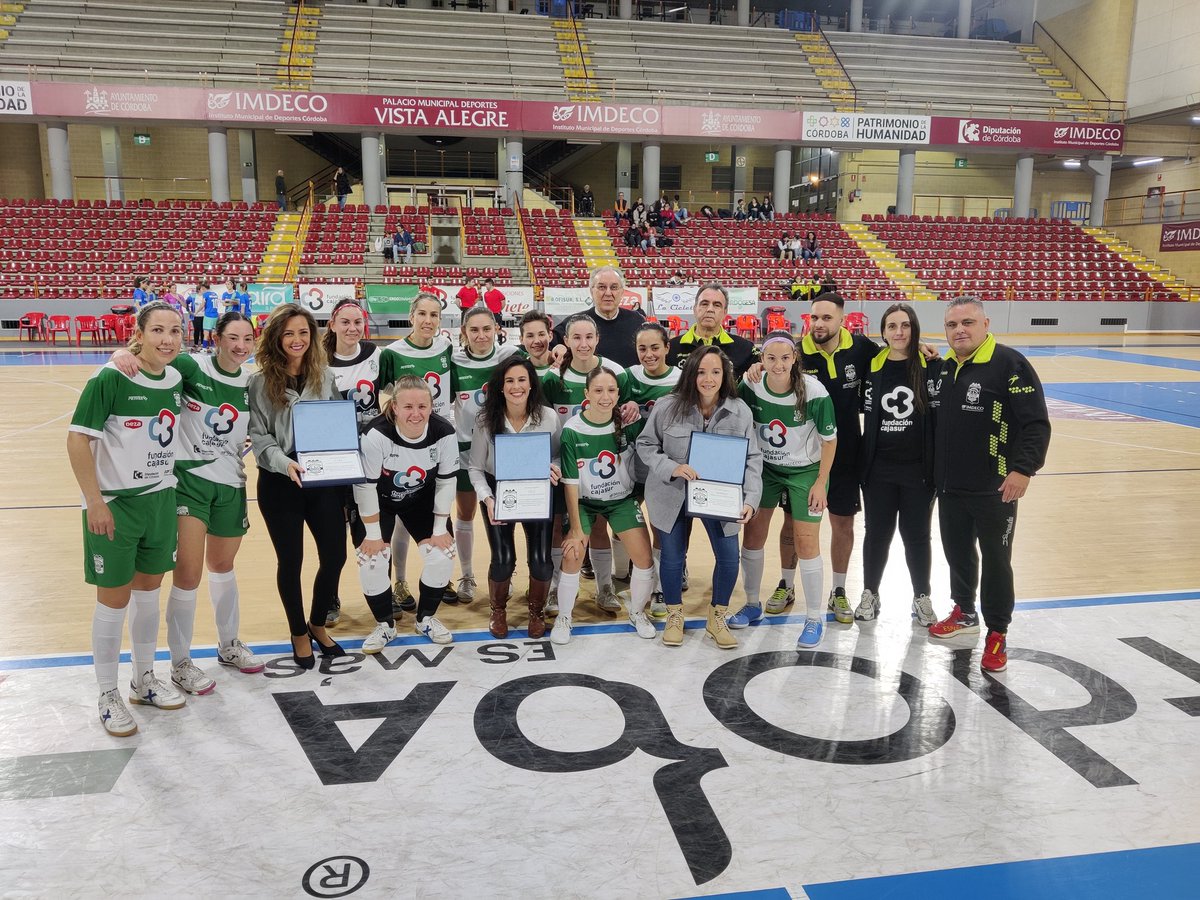 cordobafs's tweet photo. Este pasado sábado rendimos homenaje a tres leyendas que han hecho aún más grande a nuestro club
⭐ @MarixuRomero9
⭐ @LauPerlis
⭐ @Celi92Calderon

👏🏻👏🏻👏🏻👏🏻👏🏻👏🏻 https://t.co/yUTUEXholL