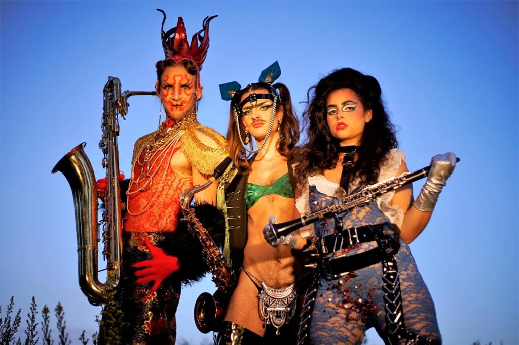 🏳️‍🌈🏳️‍⚧️ Un altre dels grups punk de Barcelona són 'Las Marikarmen' <a href="/LasMarikarmen/">Las Marikarmen</a>, en parlem amb un@ dels seus membres <a href="/victoriasicknes/">VÍCTORia Sickness</a> ccma.cat/3cat/pop-i-pun…