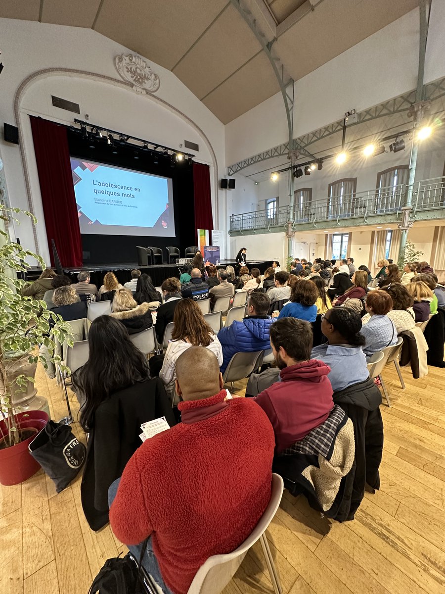 villedesuresnes's tweet photo. Ce matin, en présence de @HNassera, la table ronde #interprofessionnelle dédiée aux #violences au sein du couple adolescent a réuni des professionnels de la #santé, de la #jeunesse et un public concerné et intéressé autour d'un sujet crucial et encore peu abordé.👏 https://t.co/PpTLH6gmDL