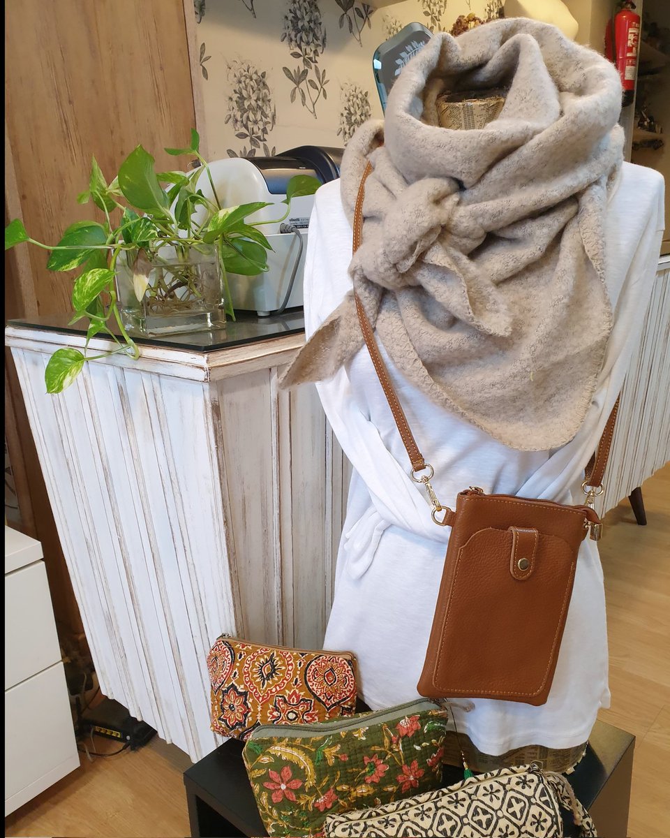 🍄🍂Rincones de Pil-art🍂🍄#bufandaspunto #bolsoportamovil #complementos #regalitos #neceserbonito #comerçdepoble #comerçdeproximitat #Viladecans #baixllobregat #pilarttienda